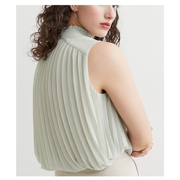 H&M pleated sleeveless blouse in light sage green - Picture 2 of 8
